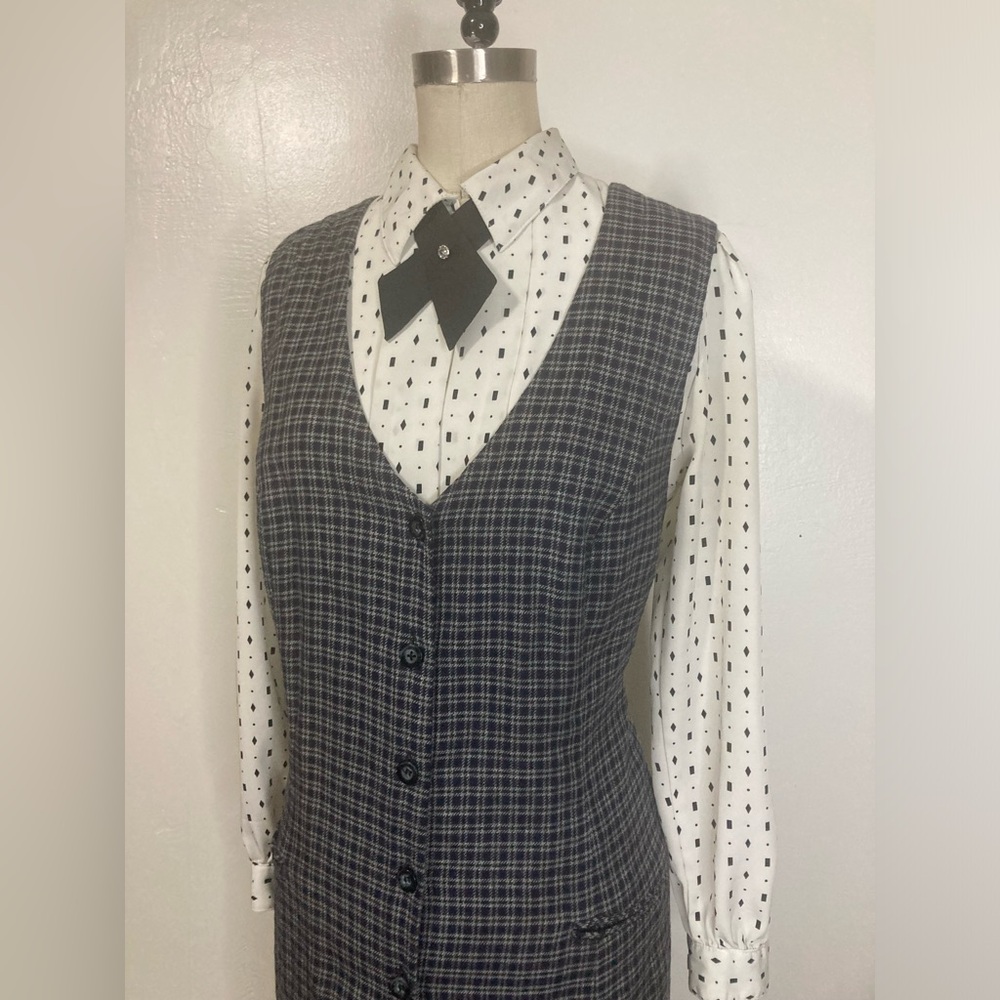 Cutest vintage pleated button down blouse with jeweled necktie 💜